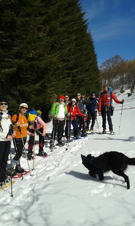 La primavera avanza, ma la neve resiste: ultime ciaspolate della stagione