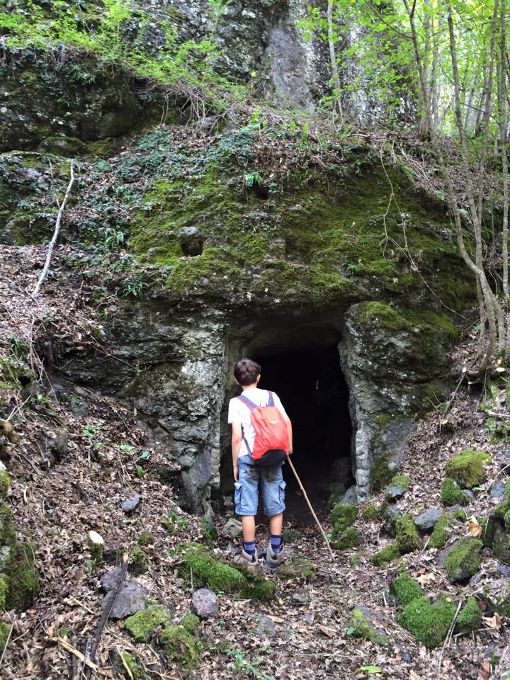 Gallerie nella roccia e antiche miniere: trekking a Montecreto per scoprirle