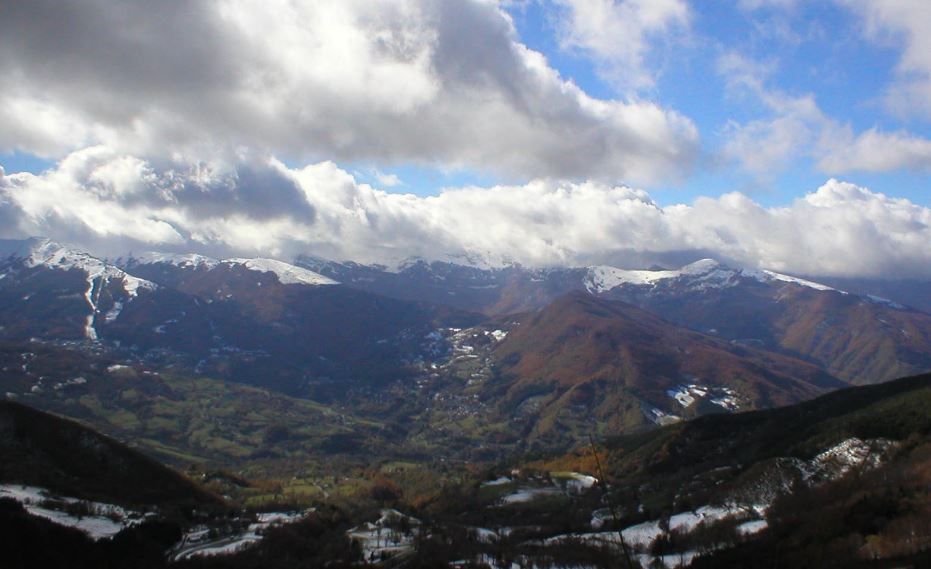 Ciaspolate sulla neve di primavera