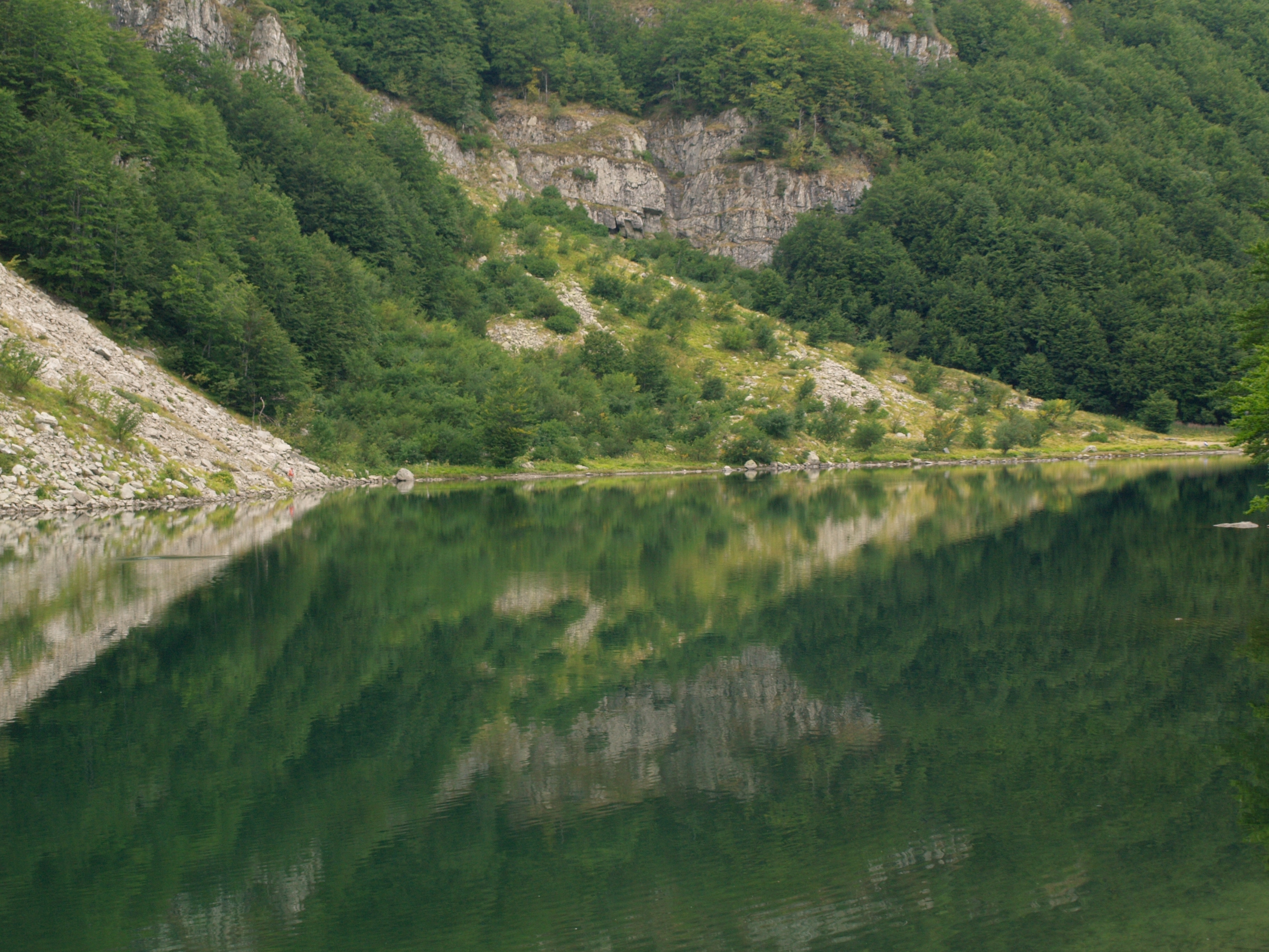 Perché il lago è “Santo”?     La leggenda degli amanti infelici