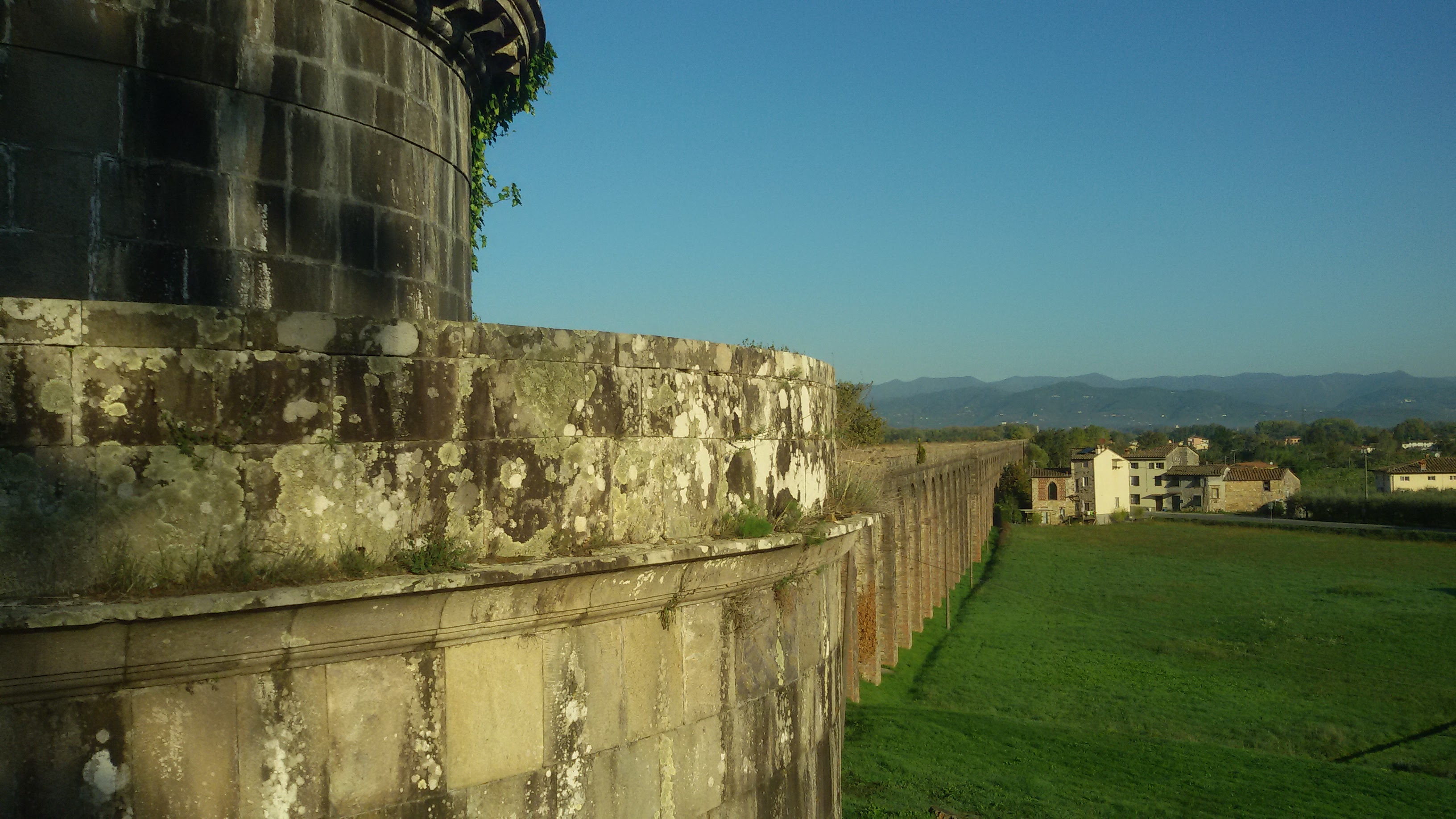 Sulla via degli acquedotti da Lucca e Pisa