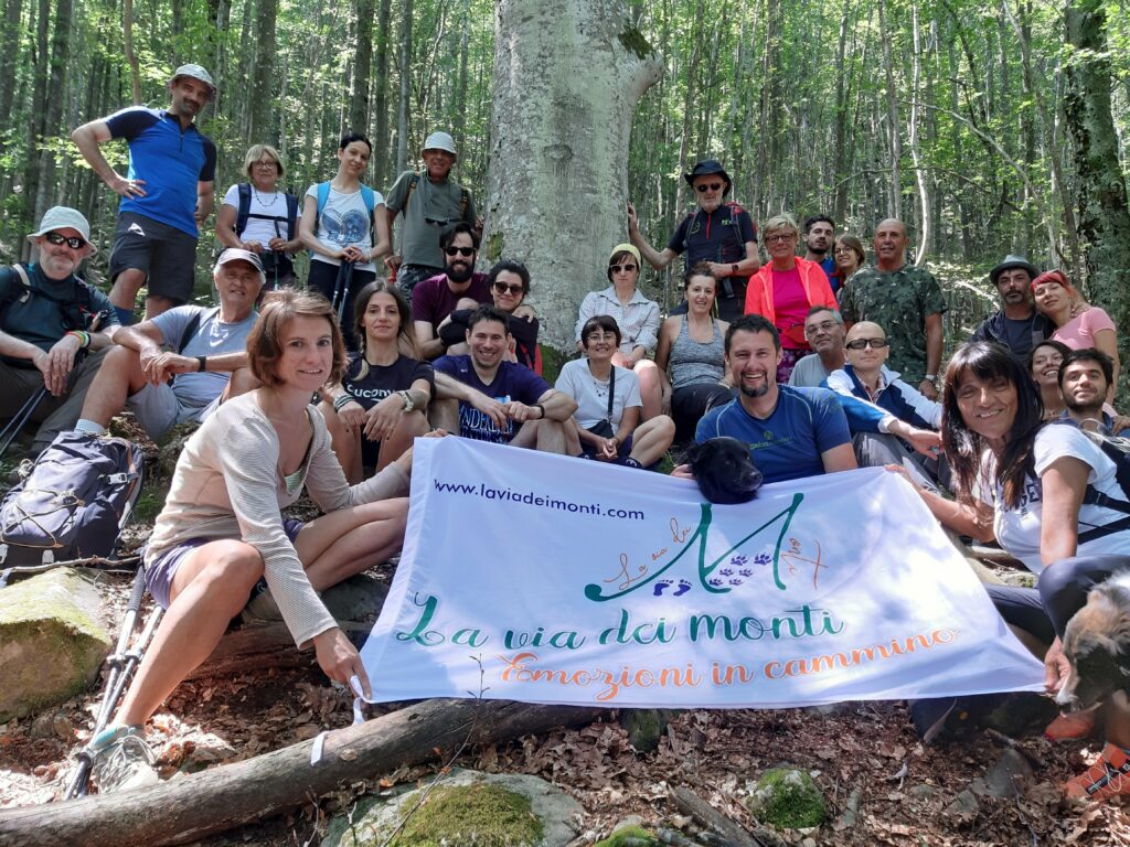 Un gruppo di escursionisti insieme a Davide Pagliai