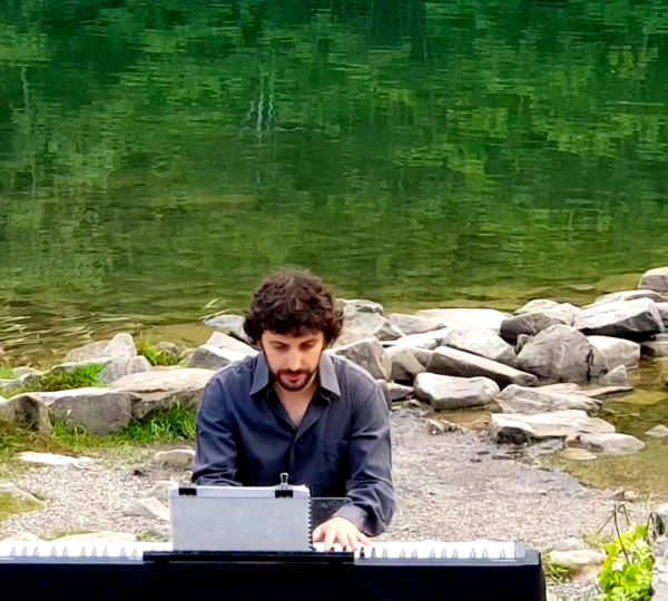 Daniele Leoni, la leggenda del Pianista sul lago
